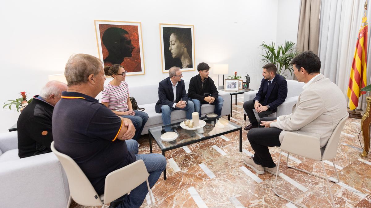 Una imagen del acto con el deportista y el alcalde frente a frente
