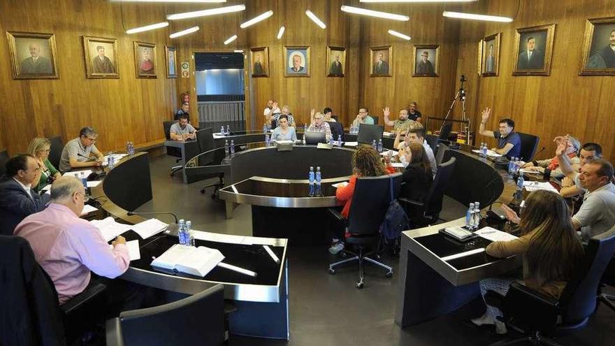 La corporación municipal de Lalín, ayer, durante una votación en el pleno extraordinario. // Bernabé/Javier Lalín