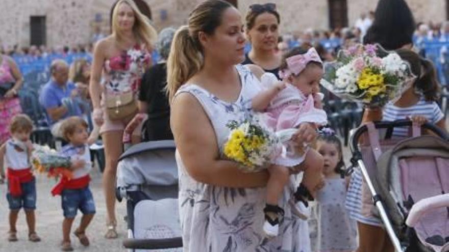 El Castillo-Fortaleza arropó a la Virgen de Loreto en su ofrenda floral y las flores también llegaron al lugar del atropello.