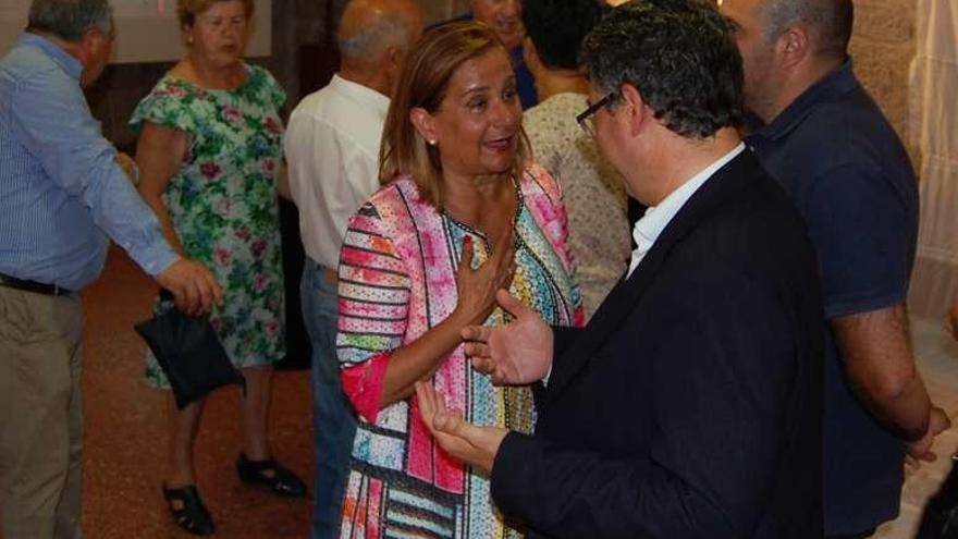 Carmela Silva conversa con Javier Bas, ayer, en la exposición. // FdV