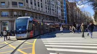 Vídeo | Un tranvía se queda clavado en la plaza Paraíso con el servicio interrumpido por un desmayo