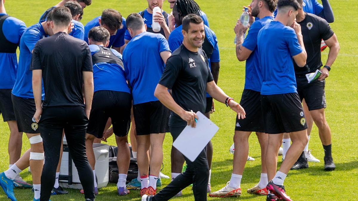 Rubén Torrecilla dirige a sus jugadores en el entrenamiento a puertas abiertas en el Rico Pérez.