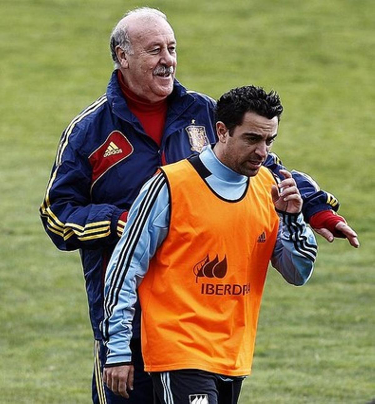 Del Bosque i Xavi, aquest diumenge, durant l’últim entrenament de la selecció espanyola abans de viatjar a París.