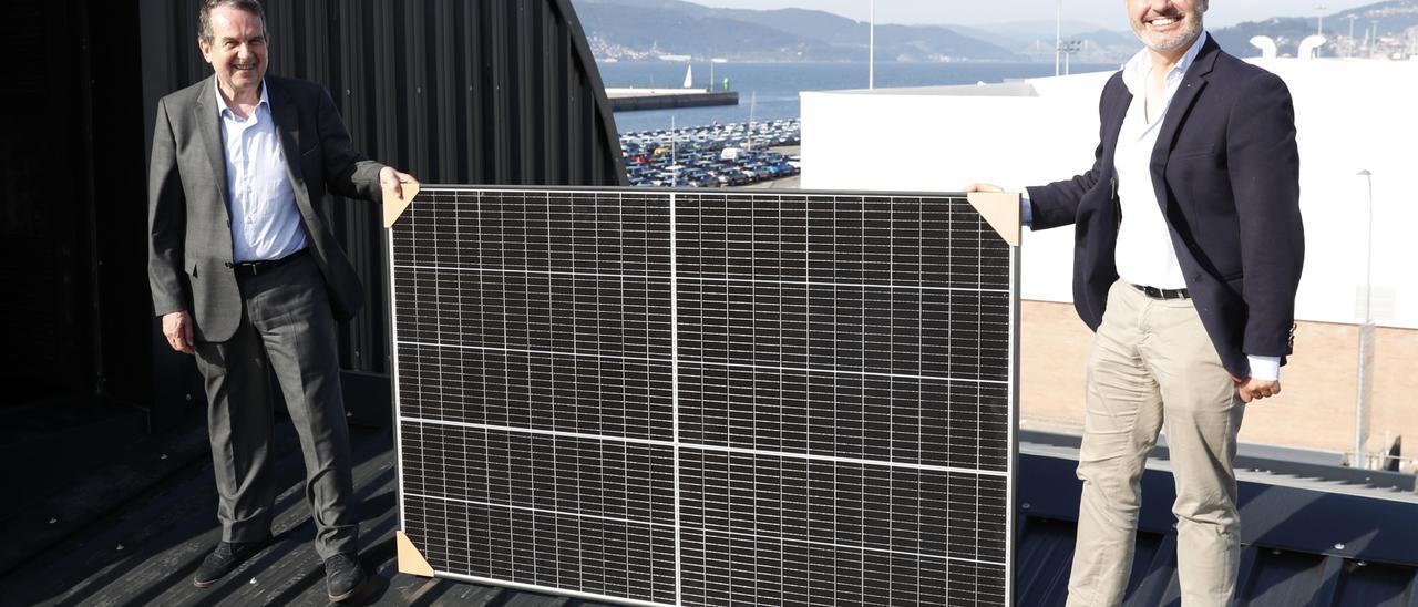 Abel Caballero y David Regades, en la presentación de las placas solares que utilizarán para su planta de hidrógeno