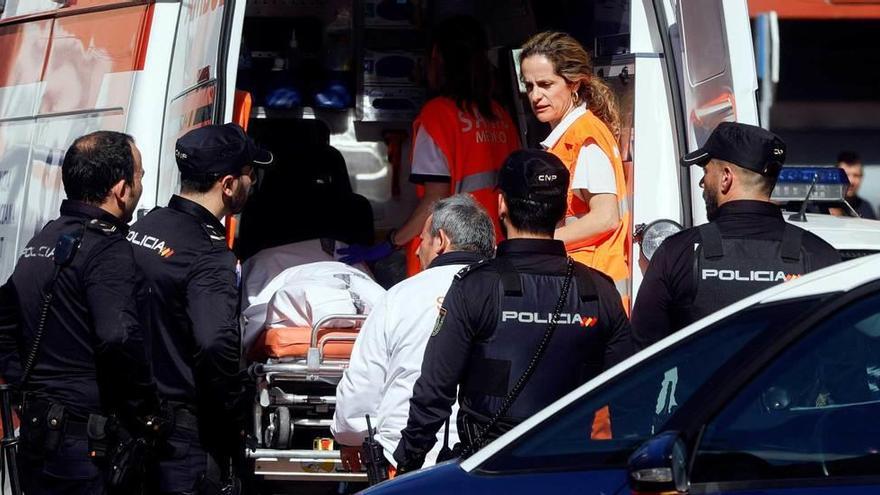 Policías y sanitarios, durante el traslado del joven.