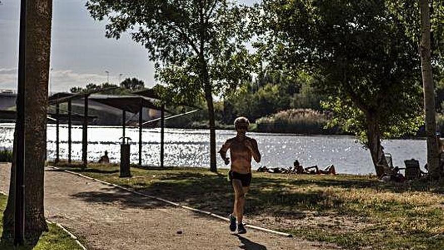 Un hombre hace deporte en la ribera del Duero.