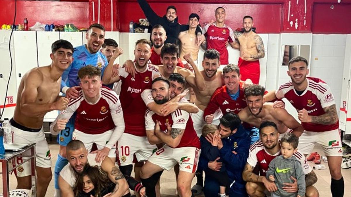 Los 'granas' celebran en el vestuario