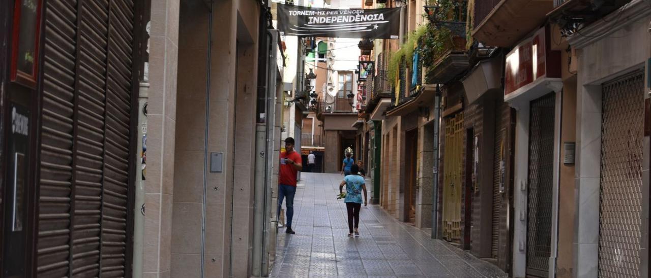 Part central del carrer Major, amb moltes persianes de negocis abaixades | GUILLEM CAMPS