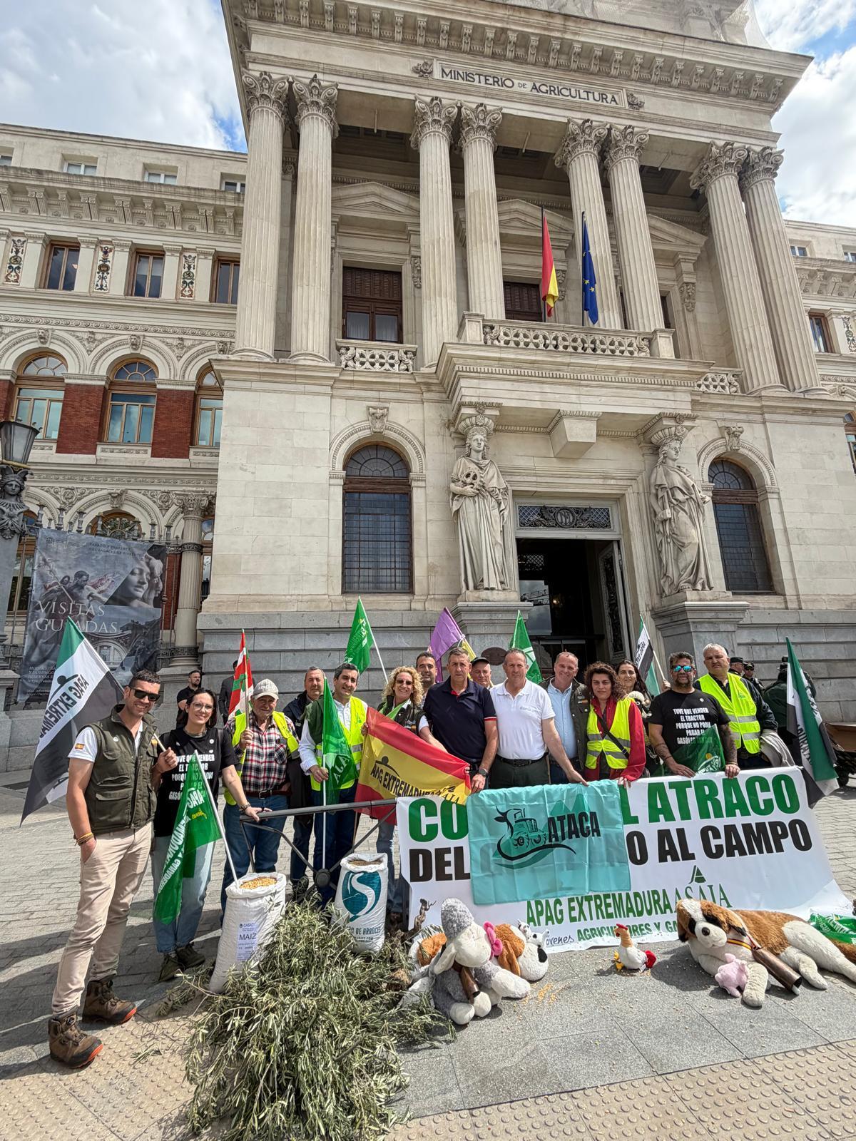 Los participantes en la protesta sostienen una pancarta.