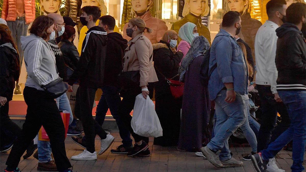 Viandantes con mascarilla en una calle comercial de Barcelona, este sábado 17 de noviembre
