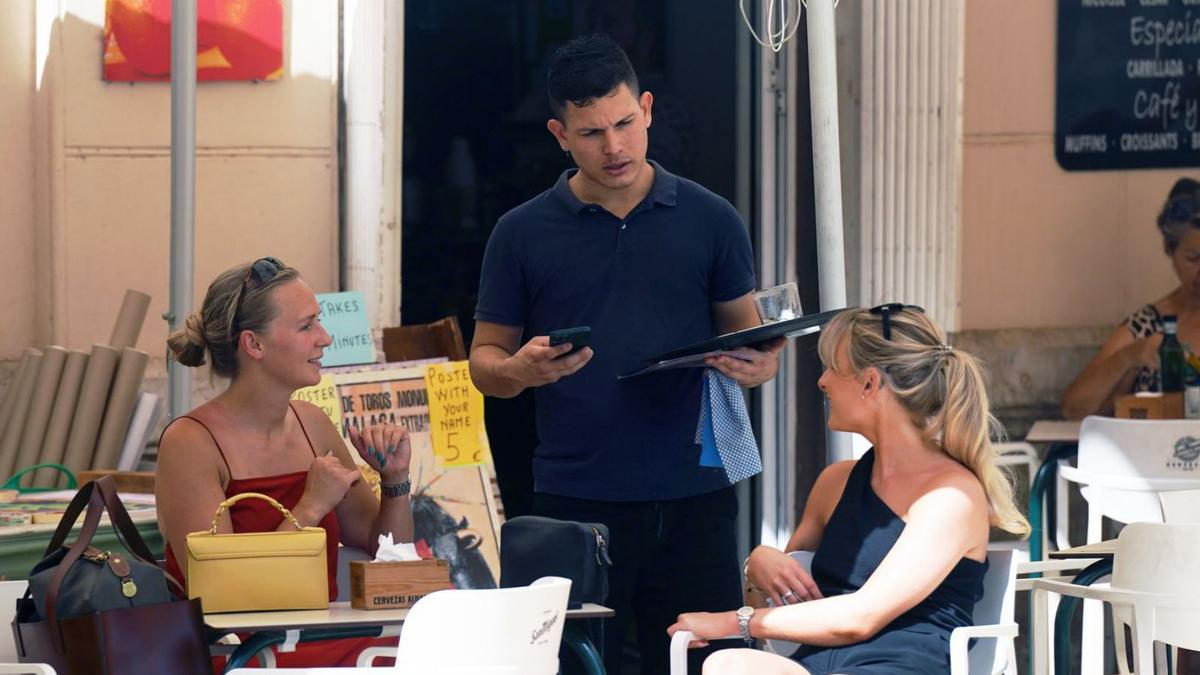 Un trabajador de hostelería en un establecimiento de Málaga.