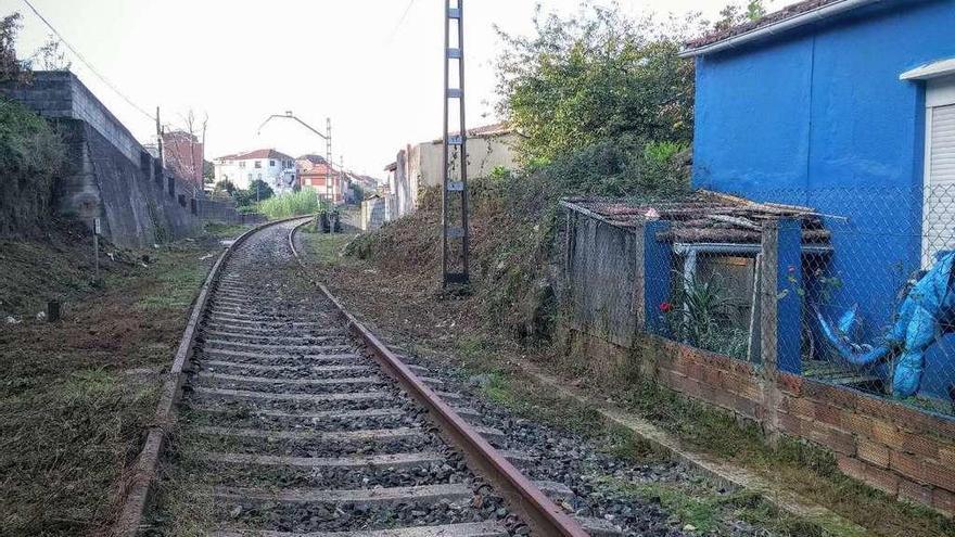 Una vista de las antiguas vías del ferrocarril a su paso por el barrio de Teis. // FdV