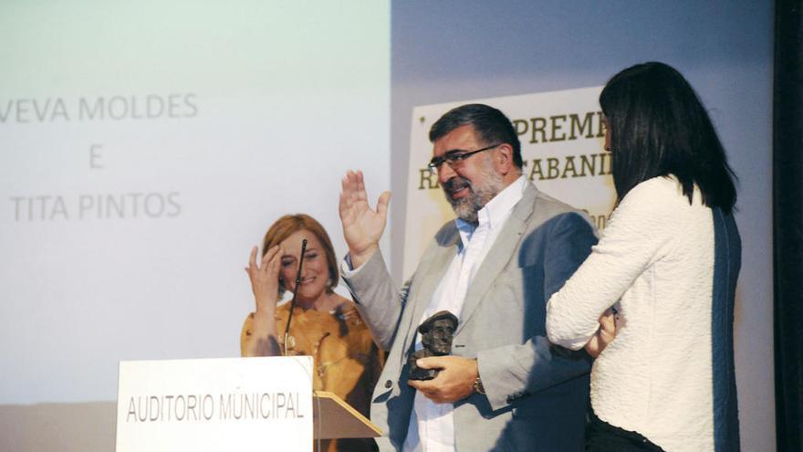 O homenaxeado Xosé Ramón Pena recibiu, onte, un busto de Cabanillos esculpido por Baamonde. // Iñaki Abella