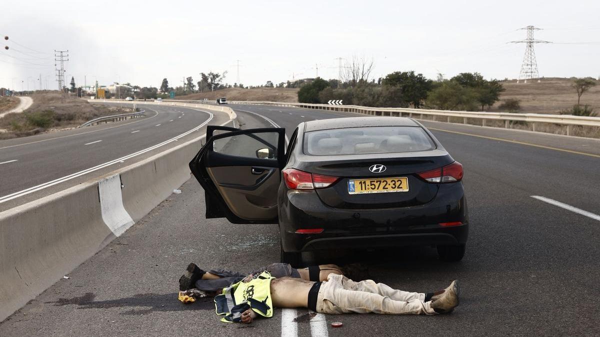 Israelíes asesinados por militantes palestinos en una carretera en Sderot, Israel.