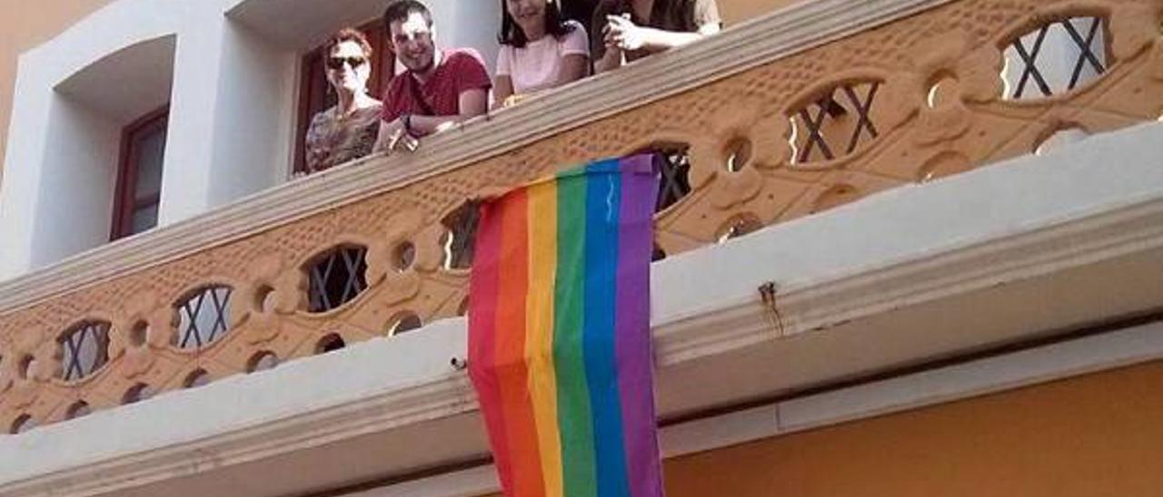 Dénia y Gata cuelgan la bandera del orgullo gay