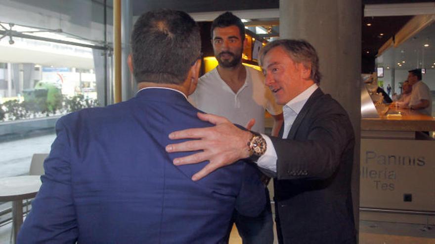 Suso recibe en el aeropuerto a... ¡Raúl Albiol!