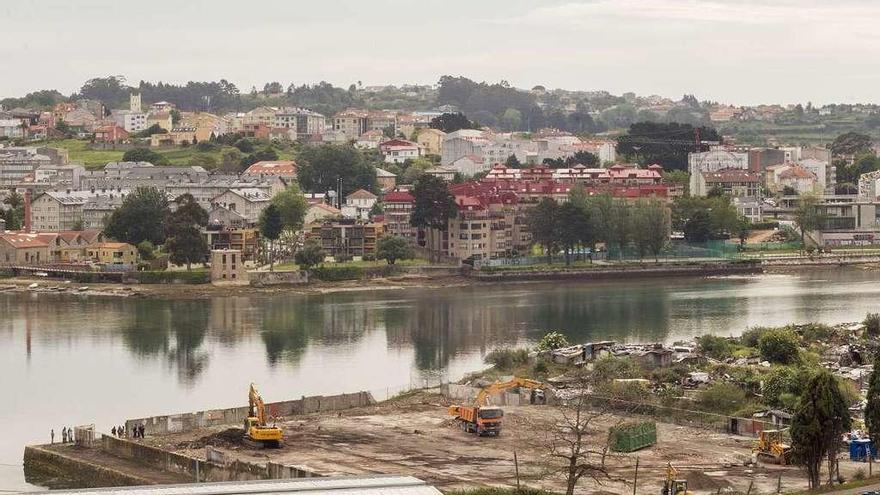 Trabajos de limpieza en el poblado de A Pasaxe.