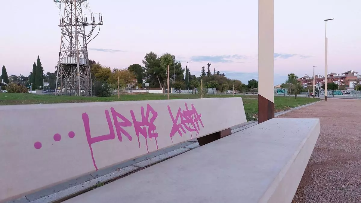 Vandalizan varios bancos del parque Princesa de Asturias menos de 24 horas después de su inauguración