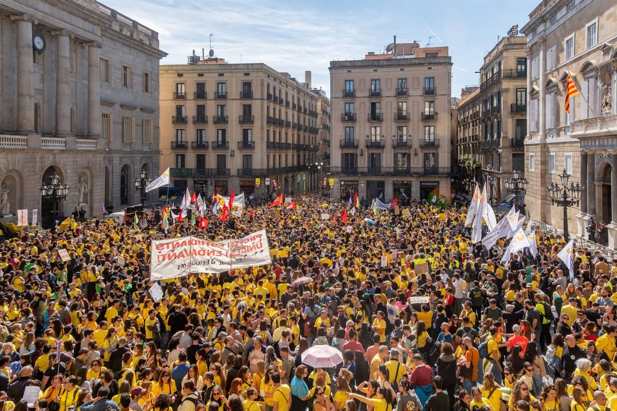 Docentes en huelga se manifiestan en la plaza de Sant Jaume de Barcelona, el 16 de marzo de 2026. Docentes en huelga se manifiestan en la plaza de Sant Jaume de Barcelona, el 16 de marzo de 2026.