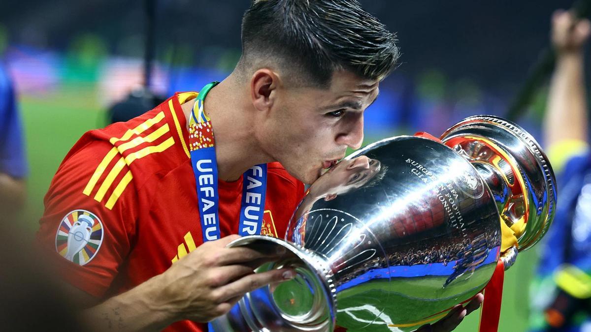 Álvaro Morata besa la Eurocopa conquistada con España en 2024.
