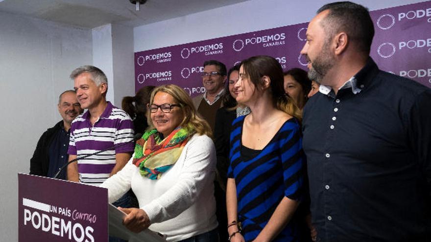 Meri Pita (centro), junto a compañeros de partido, ayer en rueda de prensa.