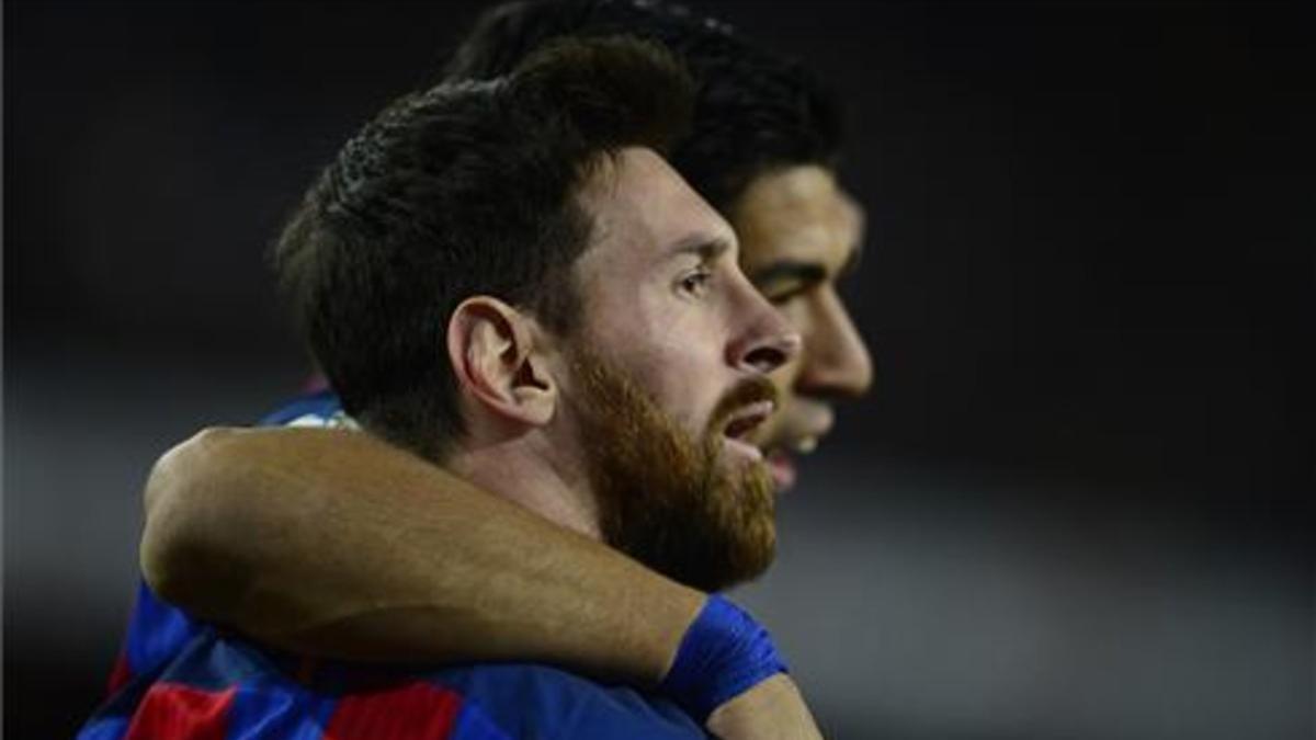 Leo Messi junto a Luis Súarez