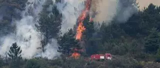 El fuego arrasa ya 4.600 hectáreas y amenaza aldeas en O Courel