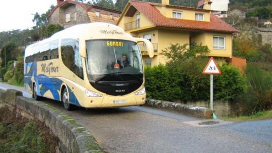 Un bus de la empresa Melytour, en una de las rutas por las parroquias de Gondomar.