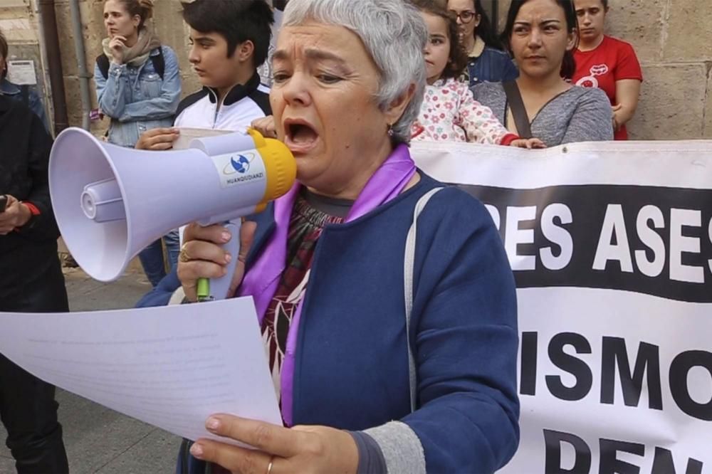 Las redes convocaron a decenas de personas en la movilización de Orihuela por la sentencia de La Manada.