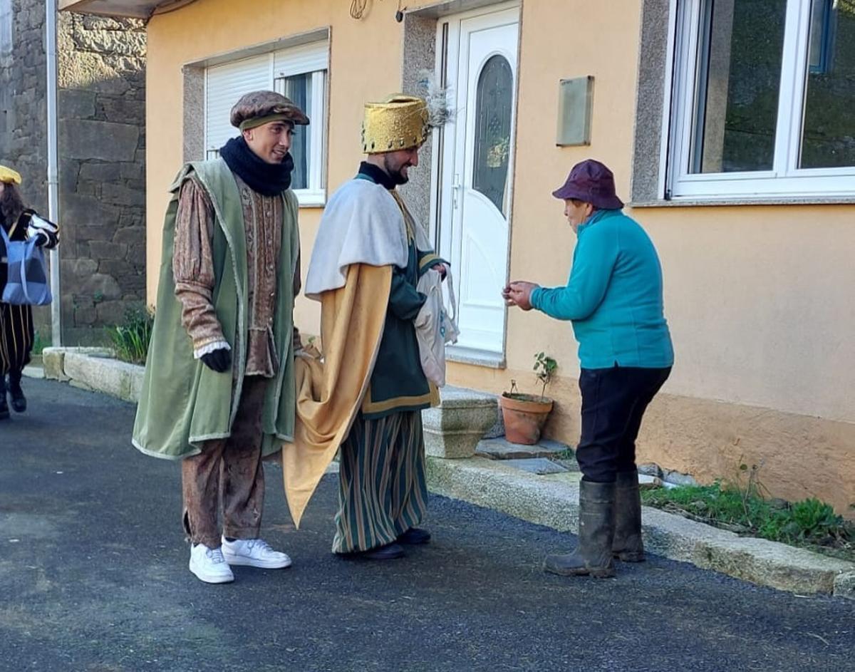 El Rey Gaspar saludando a una vecina de Zas.