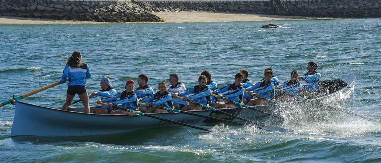 La trainera &quot;Virxe do Carme&quot; de Vilaxoán durante su primera navegación por aguas de la ría de Arousa. // Iñaki Abella