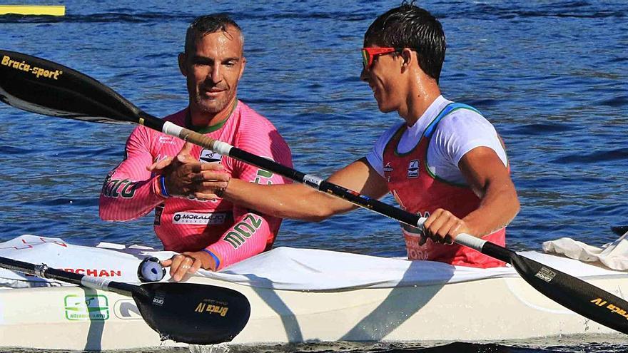 Emilio Fraile felicita a un compañero al término de una regata la pasada temporada.