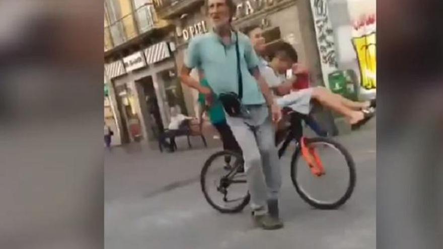 Dan una colleja en el cuello a un popular mendigo en Triana y lo graban en móvil