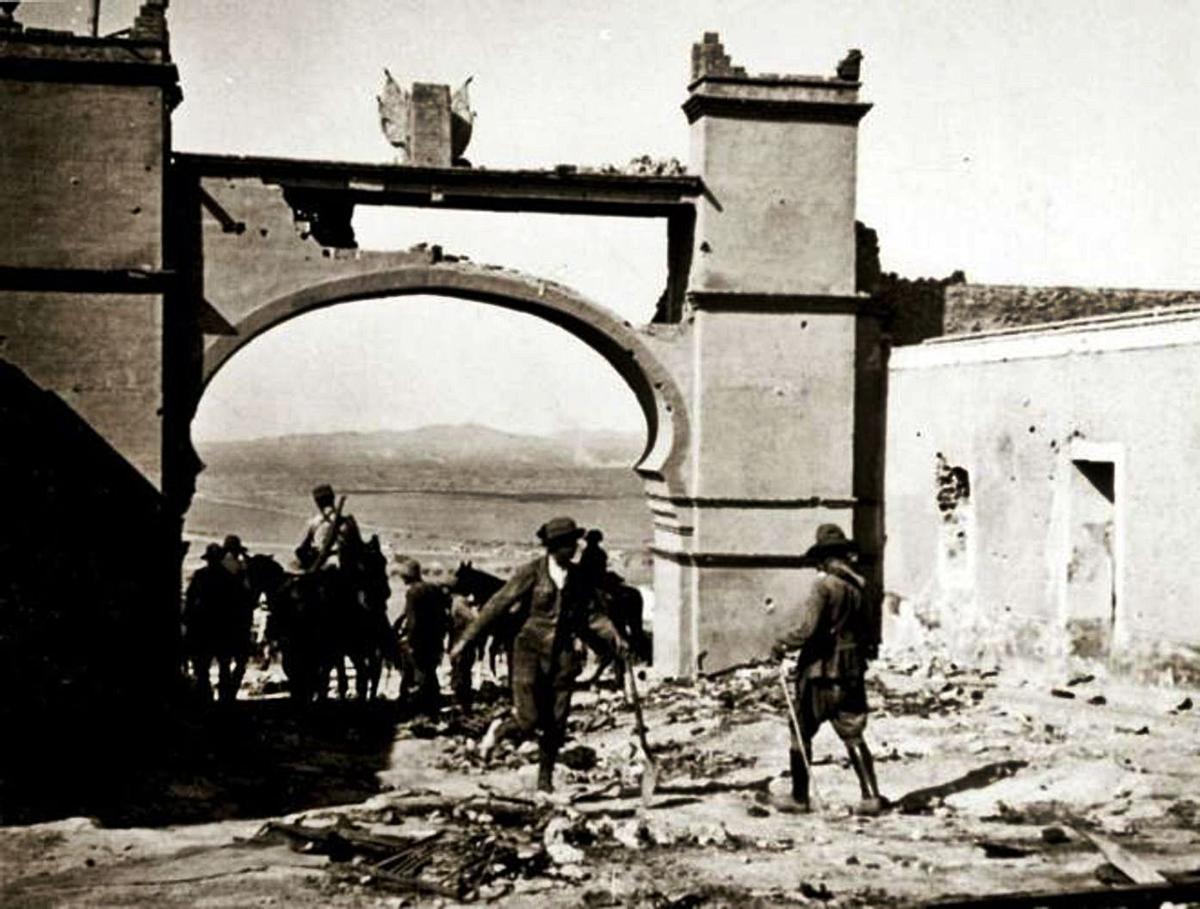 A la derecha, de arriba a abajo, tres de los numerosos cordobeses que protagonizaron el desastre de Annual:  Francisco Basallo Becerra, que murió en Zaragoza en mayo de 1985; Juan Velázquez y Gil de Arana, que falleció el 25 de julio de 1921 después de resistir tres días el asedio de los harqueños y ordenar la evacuación por mar y que en 1923 recibió a título póstumo la cruz laureada de San Fernando; y Miguel Núñez de Prado y Susbielas, que desapareció después del estallido de la Guerra Civil española y la hipótesis que se baraja es que pudo ser ejecutado. Arriba, las consecuencias del desastre. Abajo, entrada al Monte Arruit después del asedio.