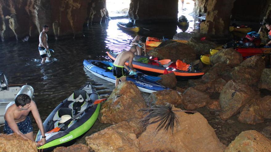 El 16% de los visitantes de la Cova Tallada se cuela sin reserva y se expone a la multa