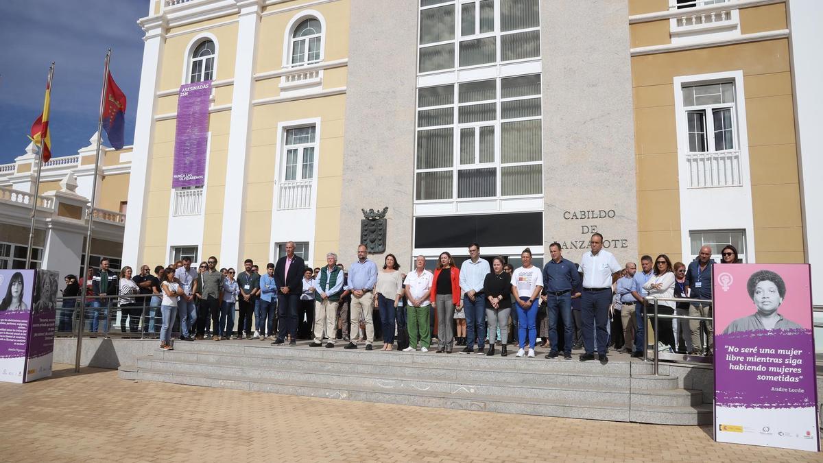 Minuto de silencio por el 25N en el Cabildo de Lanzarote