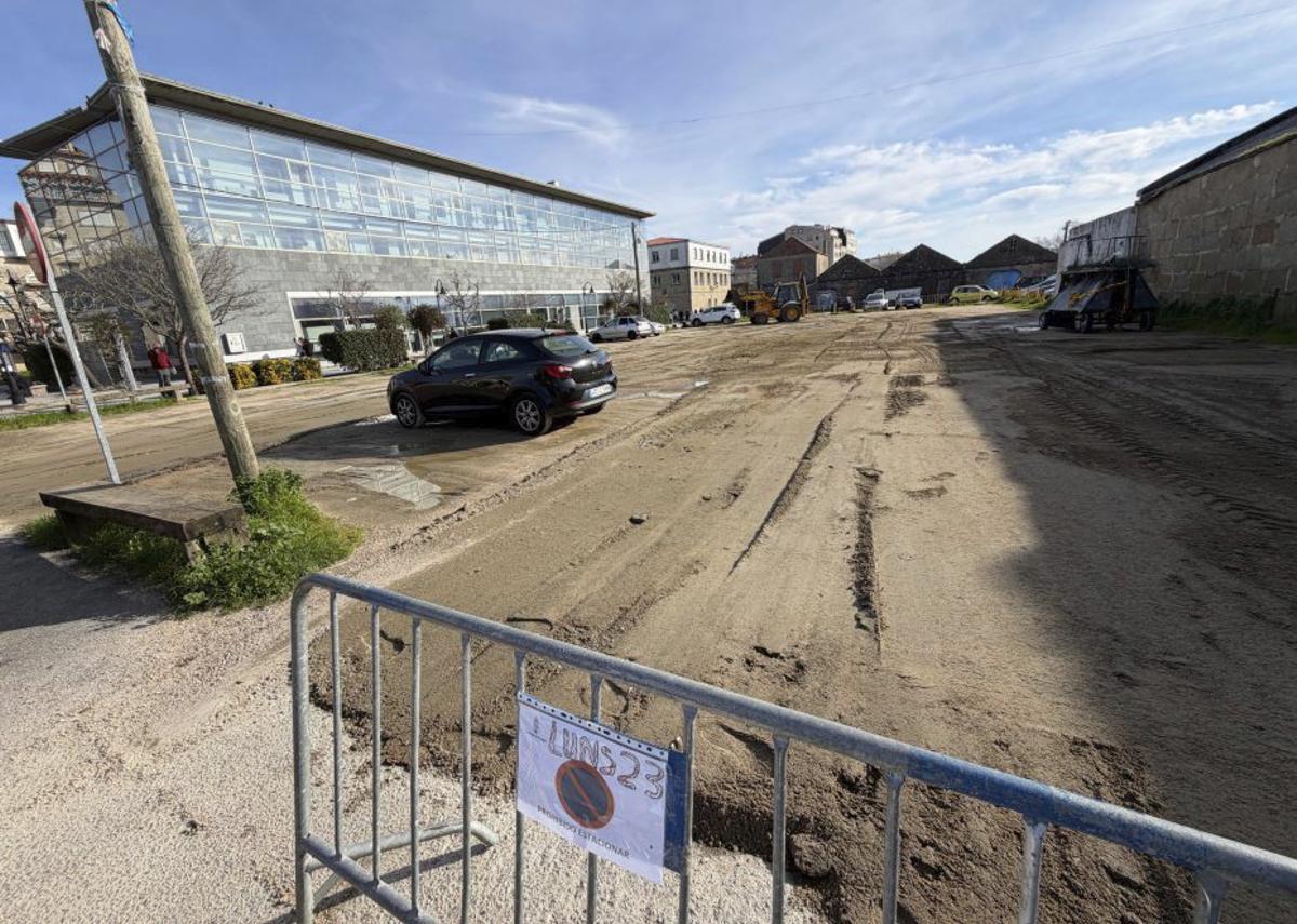 Maquinaria municipal trabajando en la explanada de Ojea. | G.NÚÑEZ