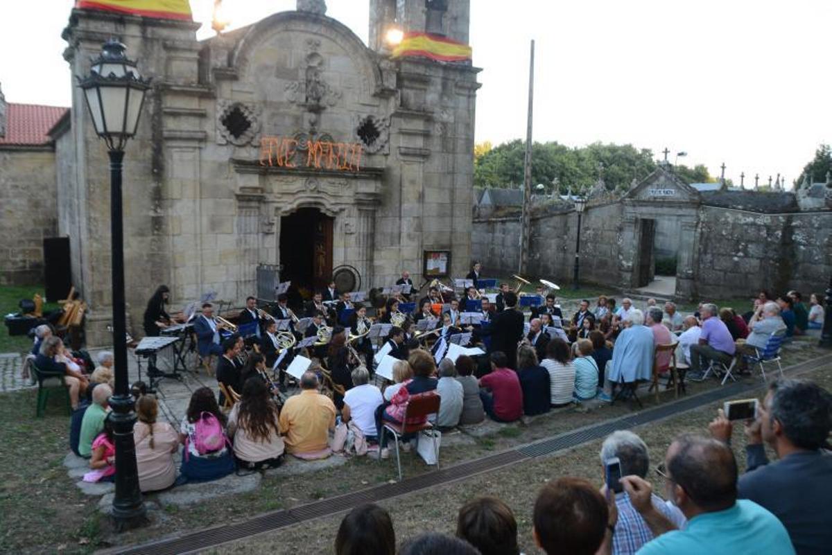 Una actuación musical delante de la iglesia parroquial de Darbo.   | // GONZALO NÚÑEZ