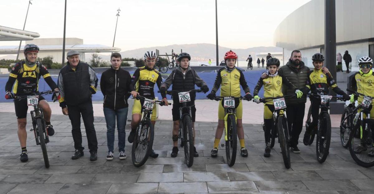 Los corredores del C.C.Teis, antes de salir.