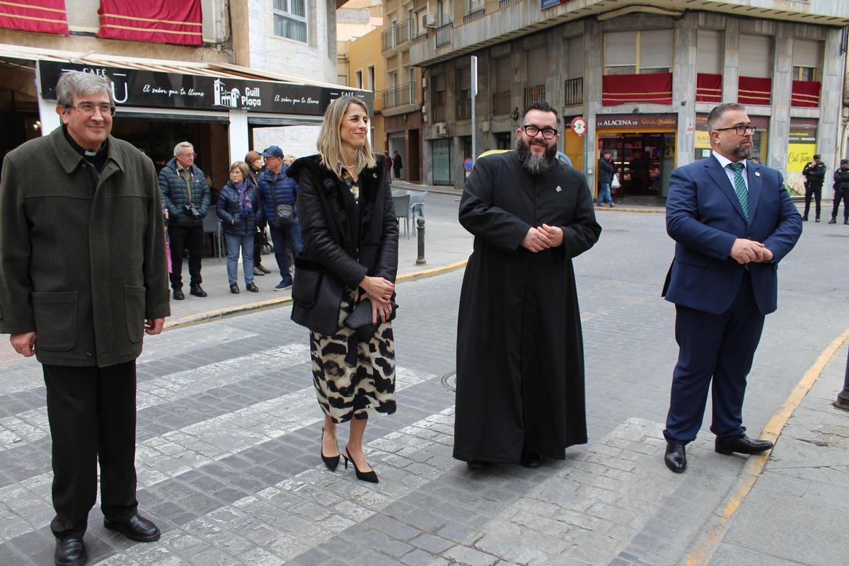 El párroco de Belén, la alcaldesa de Crevillent, el pregonero y el presidente de la Federación, antes del acto