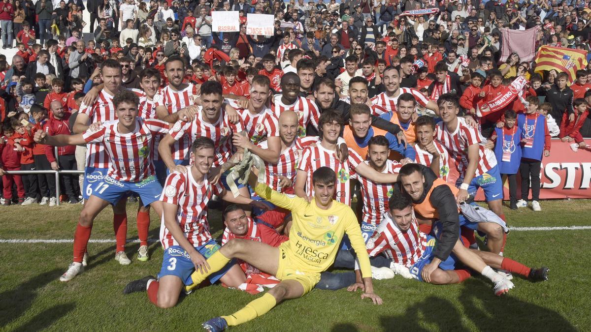 Los jugadores de la UD Barbastro celebran su pase en la Copa del Rey.