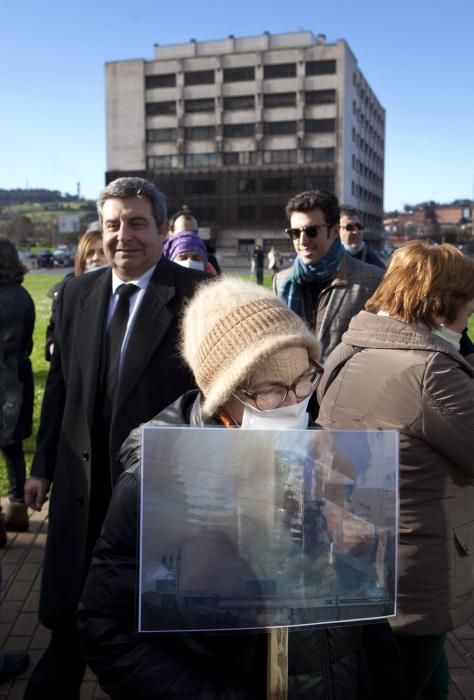 Concentración por un aire limpio frente a la sede de la EMA antes de la reunión de la Comisión de Seguimiento