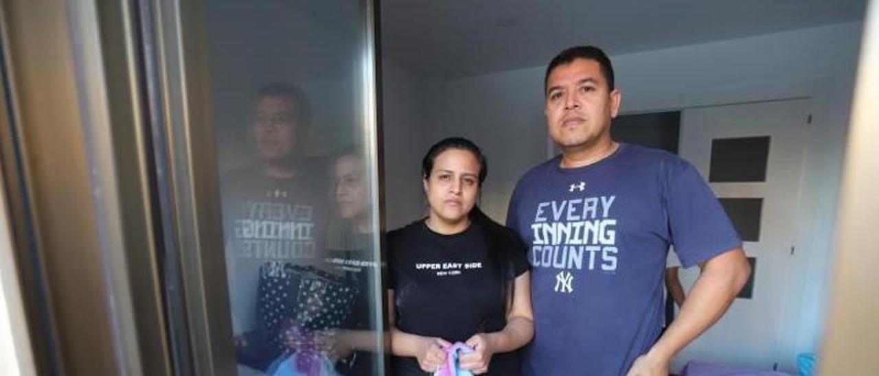 Los padres de Saray, Katya y Carlos, en el domicilio familiar donde se produjo el intento de suicidio. | ANDREEA VORNICU