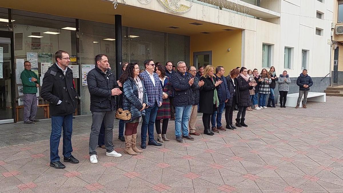 Minuto de silencio en Quintanar del Rey tras la muerte de una guardia civil y sus dos hijas.