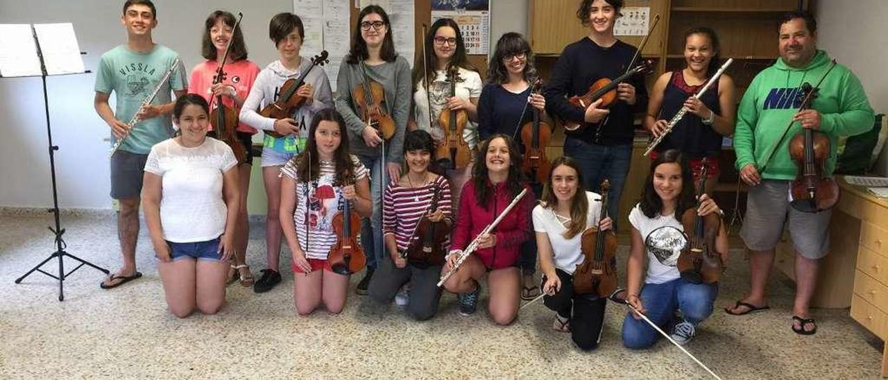 Participantes en los Encuentros musicales, en el ensayo en la escuela hogar del colegio Reconquista.