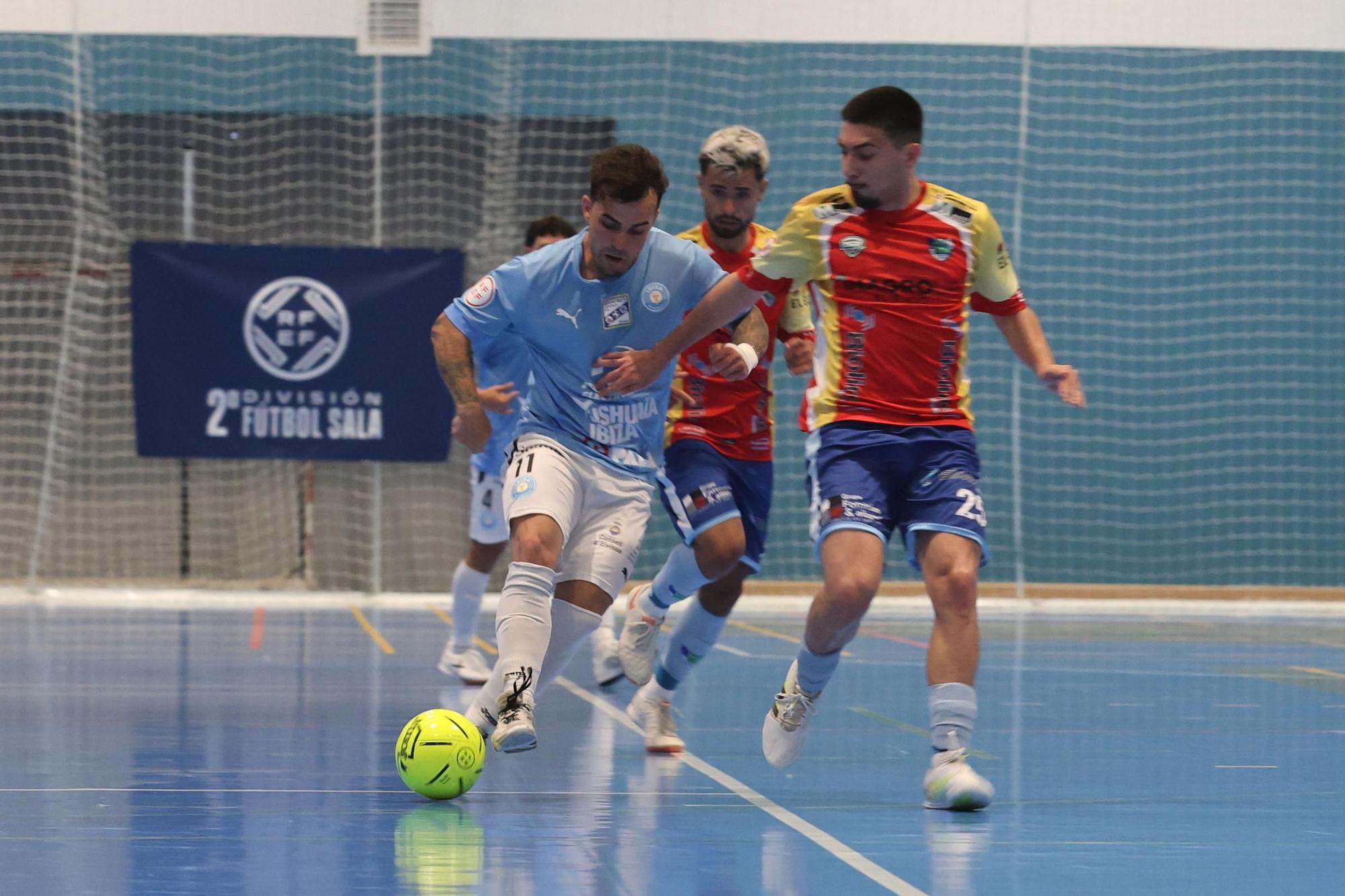 Iker conduce el esférico en una imagen de archivo