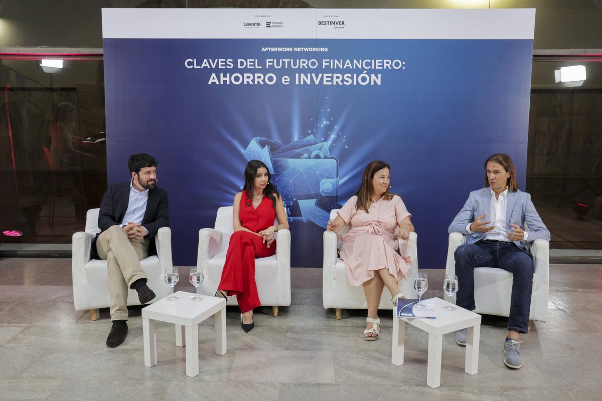 Los ponentes, durante la jornada celebrada en la Fundación de Estudios Bursátiles y Financieros de Valencia.