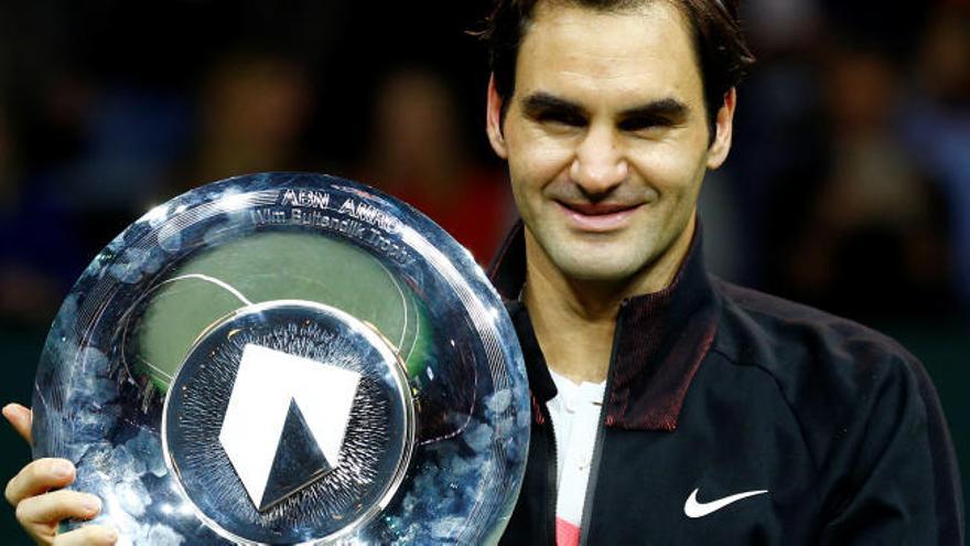 Roger Federer, con el trofeo de Rotterdam