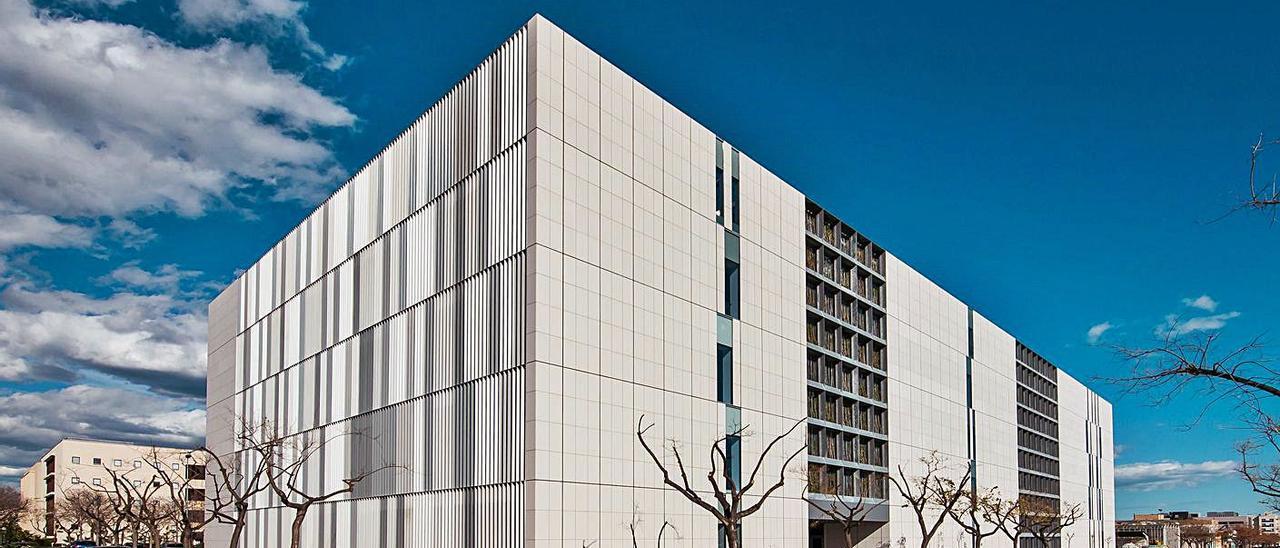 El edificio de la Facultad de Ciencias de la Salud está recubierto por Bionictile. | LEVANTE-EMV