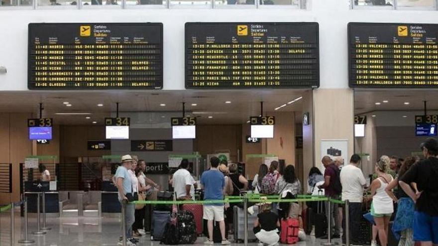 El aeropuerto de Ibiza pone a disposición de los pasajeros diez carritos para bebés